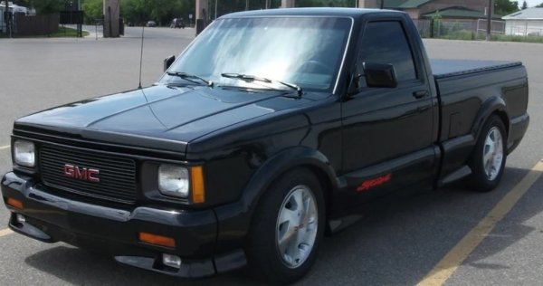 GMC Syclone беше пикап като никой друг. Той имаше ограничено производство през 1991 г. с кратко повторение през 1993 г., но взриви всички със скоростта си. Постигна луда такава благодарение на усъвършенстван V6 двигател с турбокомпресор.

Може да достигне 60 мили (американския стандарт или 96,56 км/ч) само за 4,3 секунди. Syclone беше оборудван със спортно настроено окачване и антиблокиращи спирачки на четирите колела, което допълнително осигурява изживяване при шофиране, по-близко до спортна кола.

С около 3000  произведени някога бройки този пикап е изключително ценен днес. И то не само заради скоростта, но и с уникален и агресивен дизайн.
